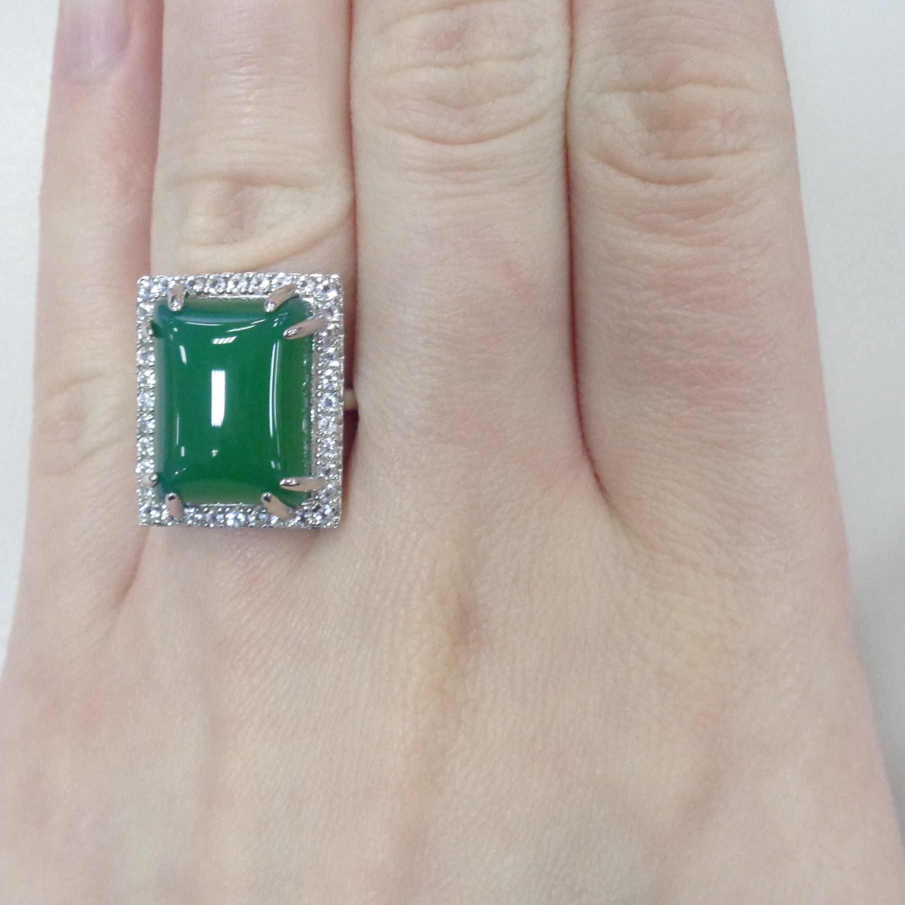 Серебряное кольцо с зеленым халцедоном